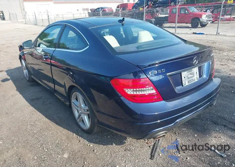 2013 Mercedes-Benz C 350 Sport 4Matic z USA, uszkodzony, nr VIN WDDGJ8JB4DG078701